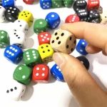 Jeu de dés en bois, idéal pour les amateurs de jeux
