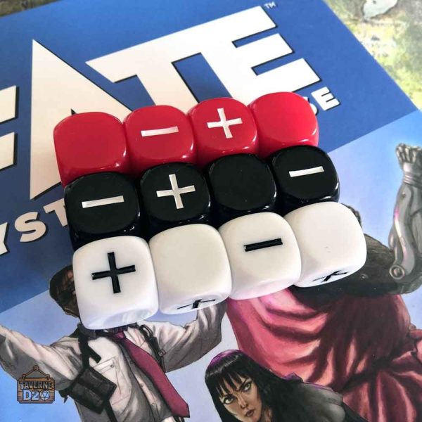 Douze dés Fate colorés pour vos sessions de jeu de rôle