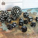Dés de jeu de rôle variés pour aventures fantastiques