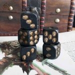 Dés en bois inspirés des crânes