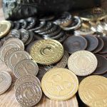 Bourse à dés en cuir dragon contenant 60 pièces métalliques