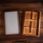 Tête de dragon sur une boite à dés en bois