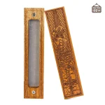 Élégante boîte à dés en bois gravé