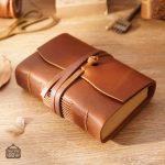 Carnet en cuir avec système de fermeture pratique