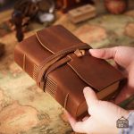 Carnet en cuir souple avec cordon de maintien