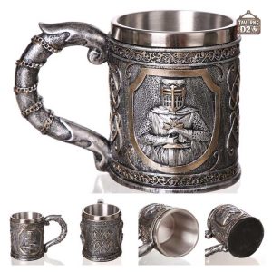 Chope médiévale avec motifs de chevaliers