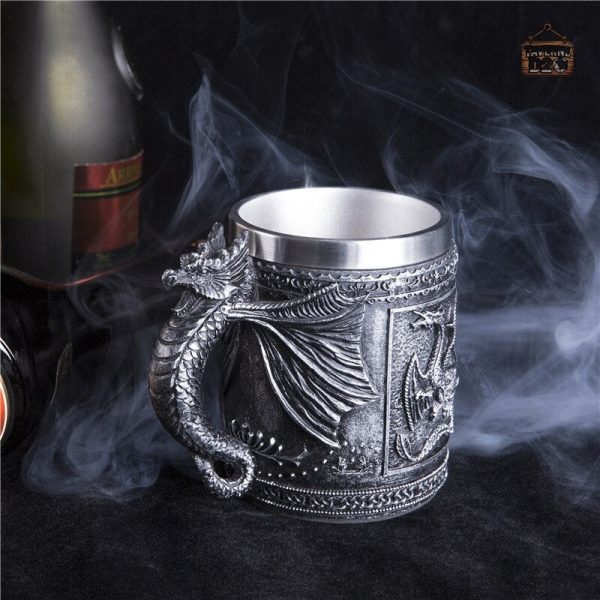 Chope médiévale ornée de dragons