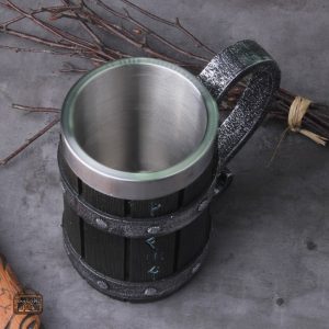 Chope viking ornée de runes historiques