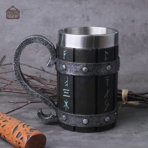 Chope à bière avec motifs de runes nordiques