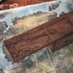 Dés en bois de noyer dans leur boîte