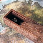 Boîte à dés artisanale en noyer
