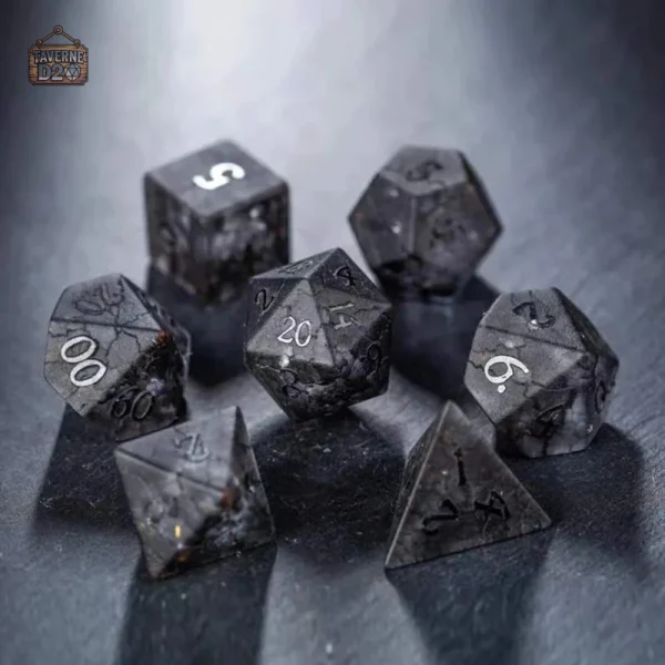 des-antiques-pierre-noire-1 Dés en pierre noire antiques élégants