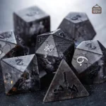 Dés antiques en pierre, finition noire raffinée