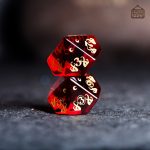 Dés en verre rouge aux motifs Cthulhu pour joueurs