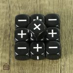 Dés en résine Fate, design noir et blanc classique