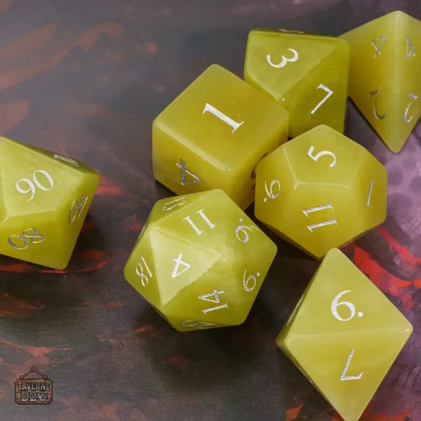 des-jade-1 Set de dés en jade élégant pour les jeux de société