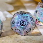 Dés de JDR avec motifs lunaires, pour les passionnés