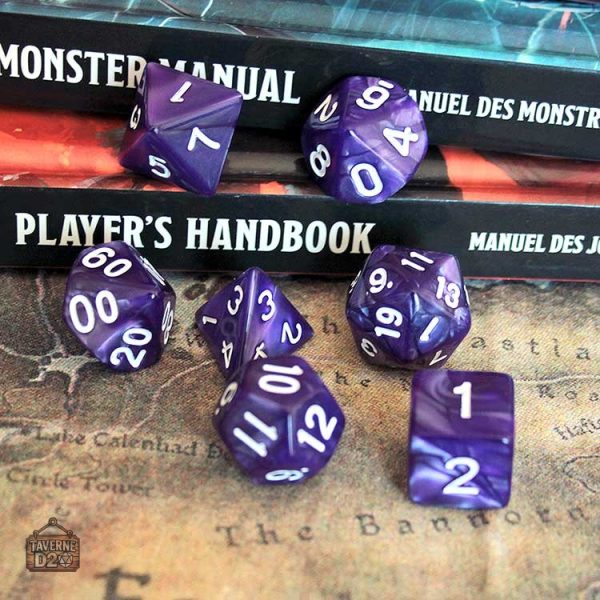 Dés stylisés en marbre pour jeux de rôle
