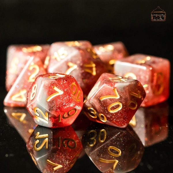Dés de JDR en teintes ocre et rouge