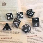 Set de dés colorés et transparents pour jeux de société