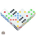 Dés de jeux simples en blanc, pratiques et durables