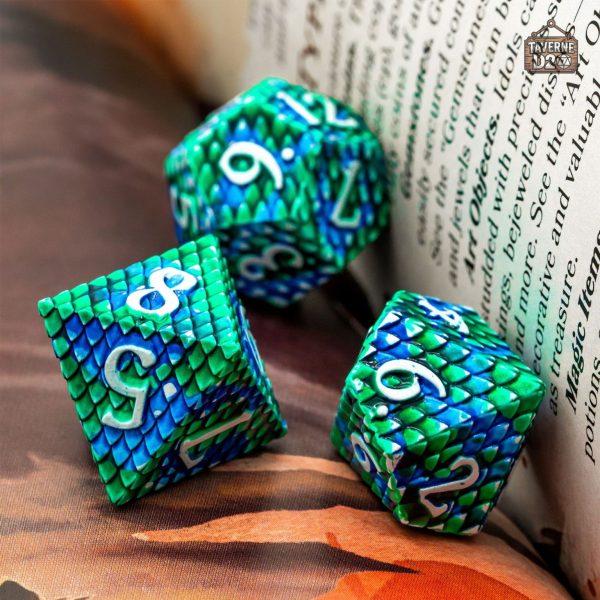 Écailles de dragons sur dés en métal