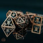 Dés en métal pour aventuriers épée et bouclier
