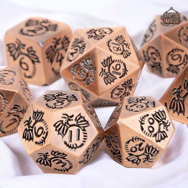 Dés en métal avec motif de dragon amical