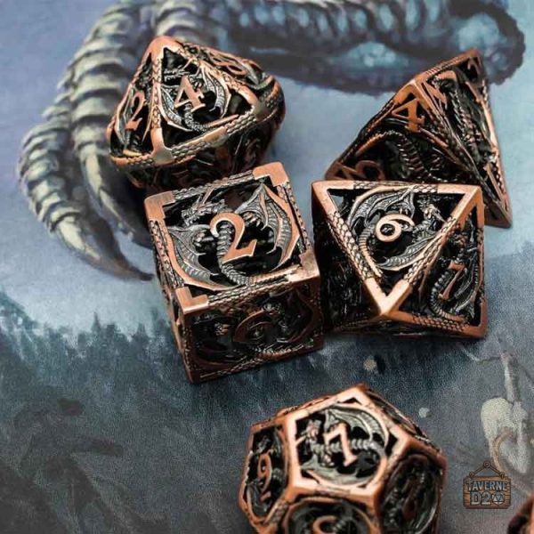 Dés en métal avec illustration de dragons