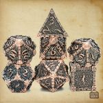 Dés en métal avec motif de dagues