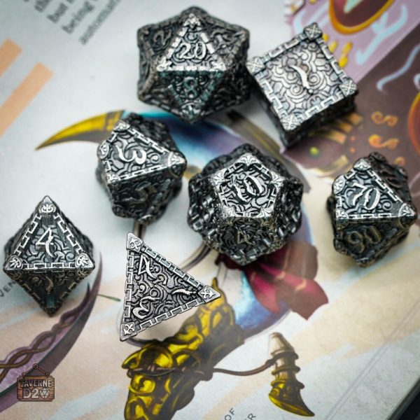 Jeu de dés en métal inspiré des dagues