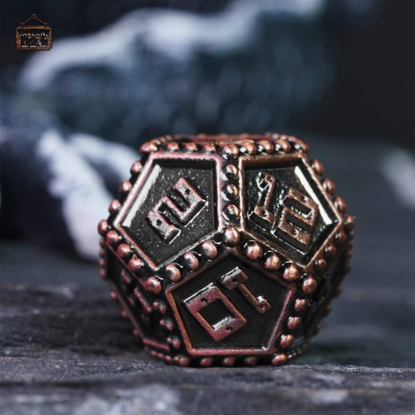 Dés en métal avec rivets, design élégant et durable
