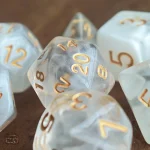 Dés translucides aux motifs nuageux pour le jeu