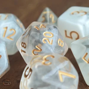 Dés translucides aux motifs nuageux pour le jeu