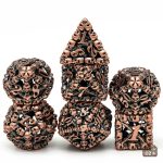 Dés en métal inspirés des motifs macabres