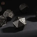 Dés en métal phosphorescents pour une touche magique