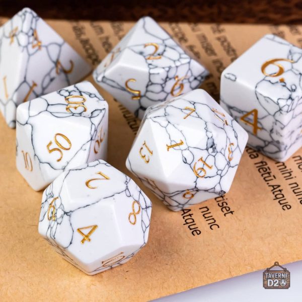 des-pierre-blanche-nervures-1 Dés en pierre blanche nervurés pour jeux de société