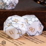 Dés en pierre, finition blanche nervurée pour collectionneurs