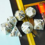 Dés marbrés en pierre, parfaits pour des parties de jeux