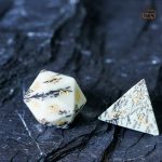 Dés en pierre effet marbre, ajout artistique à votre ludothèque