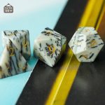 Dés créatifs en pierre marbrée, style unique pour joueurs