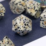 Dés motif léopard en pierre naturelle pour jeux de société
