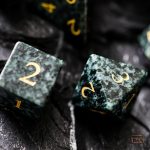 Dés de jeu en pierre, style et durabilité réunis