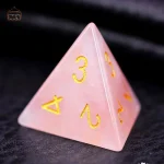 Dés en quartz rose, accessoire de jeu élégant