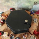 Boîte à dés en cuir, idéale pour les aventuriers
