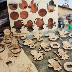 Figurines de jeu de rôle artisanales en bois
