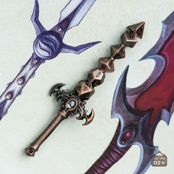 Pendentif en forme d'épée et dés en métal