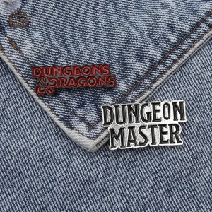 Pins Maître du Donjon en émaillé coloré