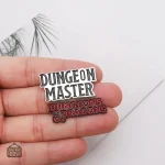 Détail de pin représentant le Maître du Donjon