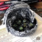 Présentoir à dés Le trésor du dragon en bois décoratif